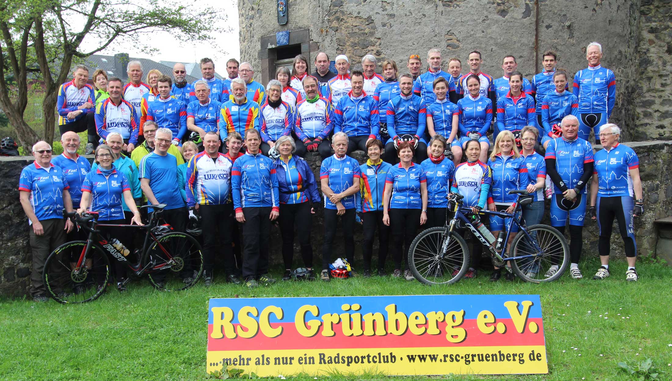 Saisonstart 2017 - ein "Farbenrausch in Blau"
